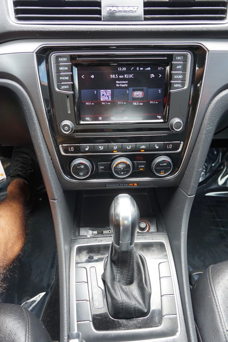 2018 Volkswagen Passat R-Line Premium photo 26