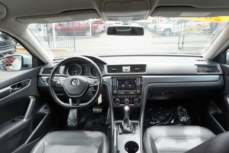 2018 Volkswagen Passat R-Line Premium photo 31