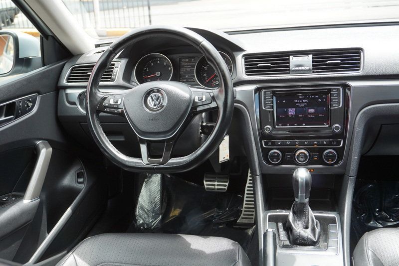 2018 Volkswagen Passat R-Line Premium photo 32