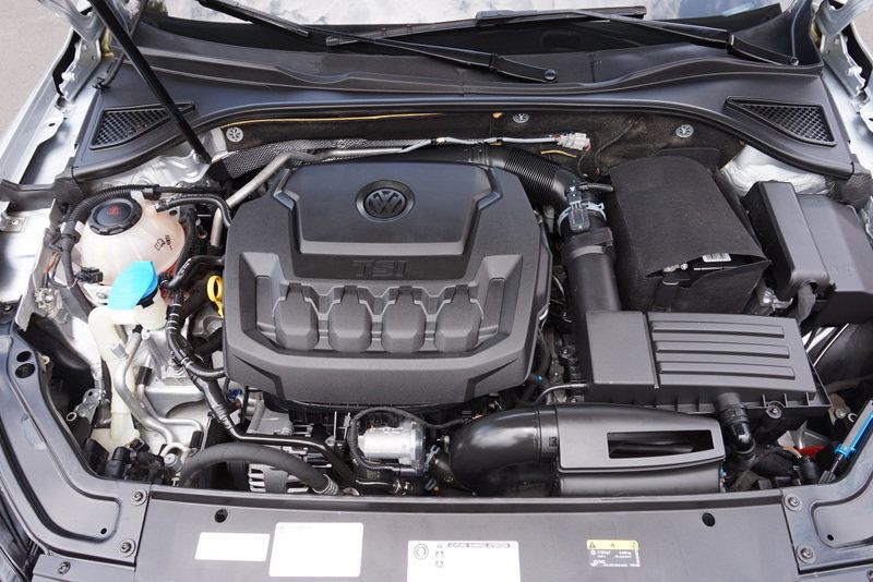 2018 Volkswagen Passat R-Line Premium photo 9