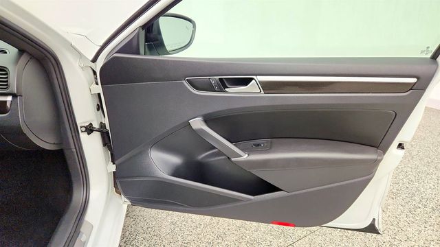2018 Volkswagen Passat V6 GT DSG - 23072346 - 24