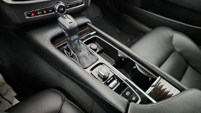 2018 Volvo S90 T6 AWD Momentum with Momentum Plus and Convenience Packages - 22948644 - 16
