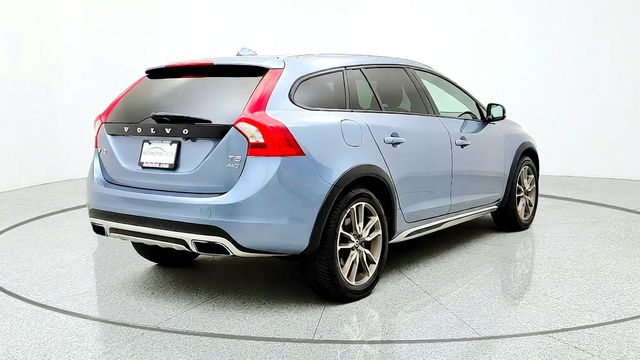 2018 Volvo V60 Cross Country T5 AWD w/ Convenience Pkg, BLIS Pkg, Heated Seats & Wheel - 23100319 - 4