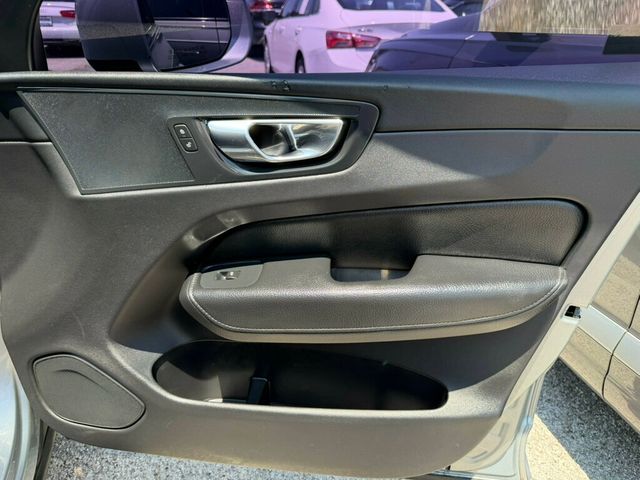 2018 Volvo XC60 T5 AWD Momentum - 23050567 - 16