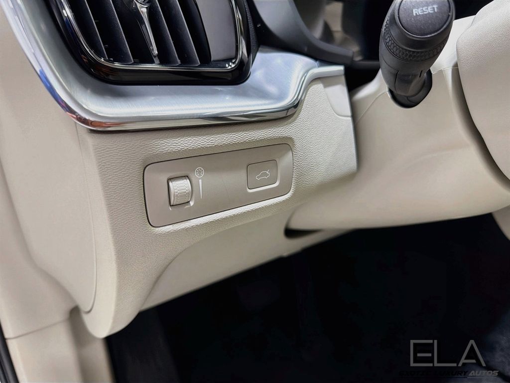 2018 Volvo XC60 T5 AWD Momentum - 23078778 - 10