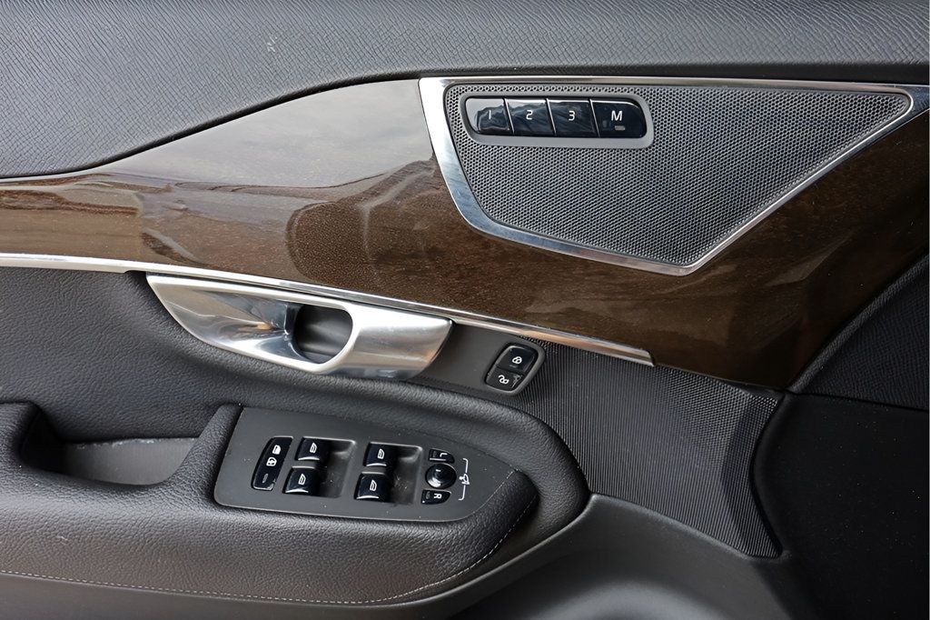 2018 Volvo XC90 T6 AWD Momentum photo 12