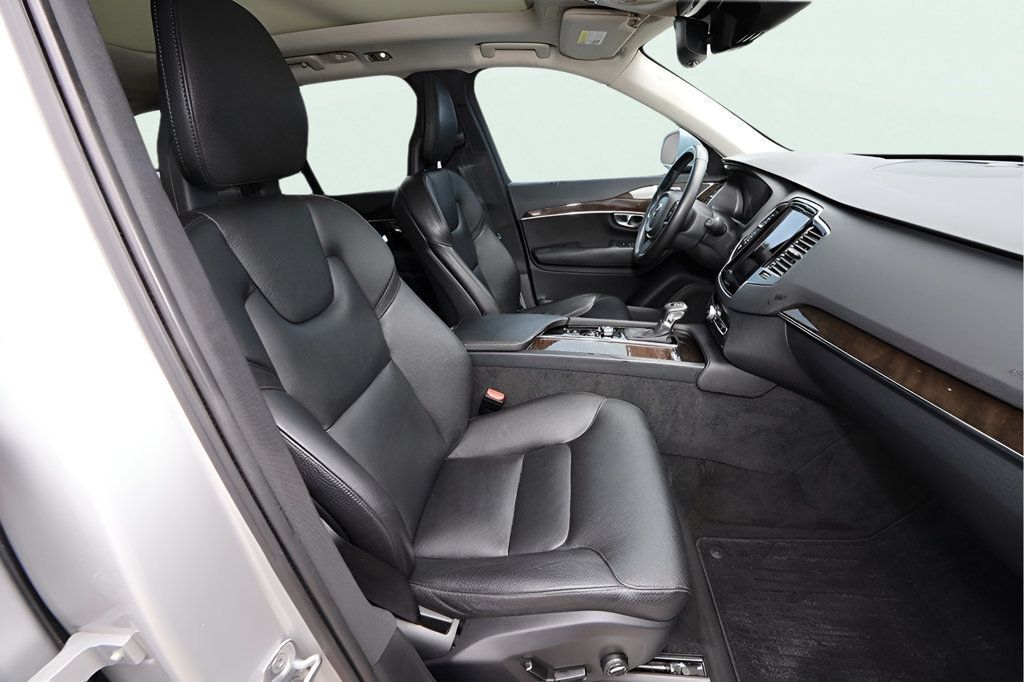 2018 Volvo XC90 T6 AWD Momentum photo 13
