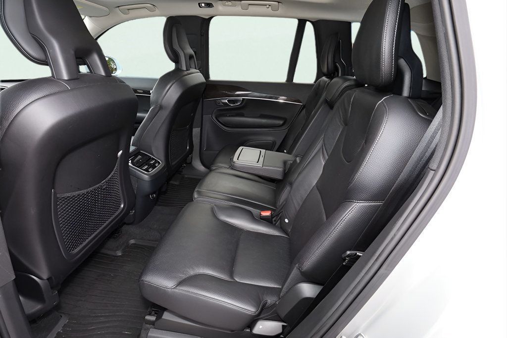 2018 Volvo XC90 T6 AWD Momentum photo 14