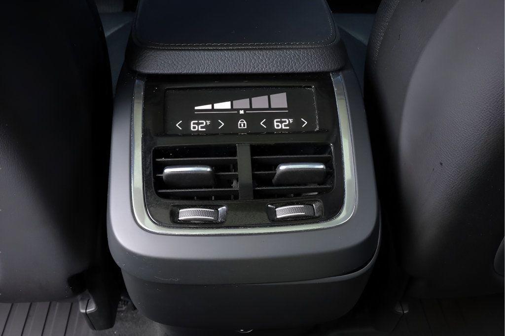 2018 Volvo XC90 T6 AWD Momentum photo 16