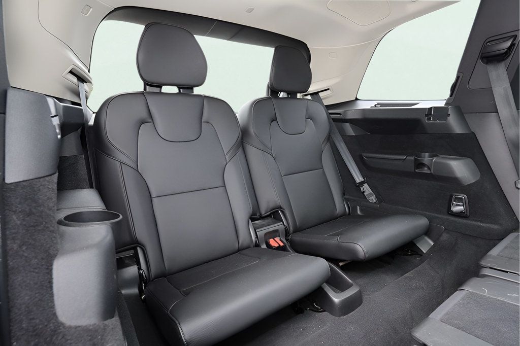 2018 Volvo XC90 T6 AWD Momentum photo 17