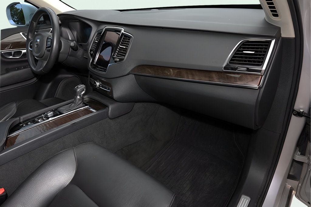 2018 Volvo XC90 T6 AWD Momentum photo 24