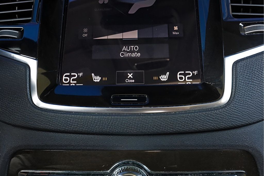 2018 Volvo XC90 T6 AWD Momentum photo 32