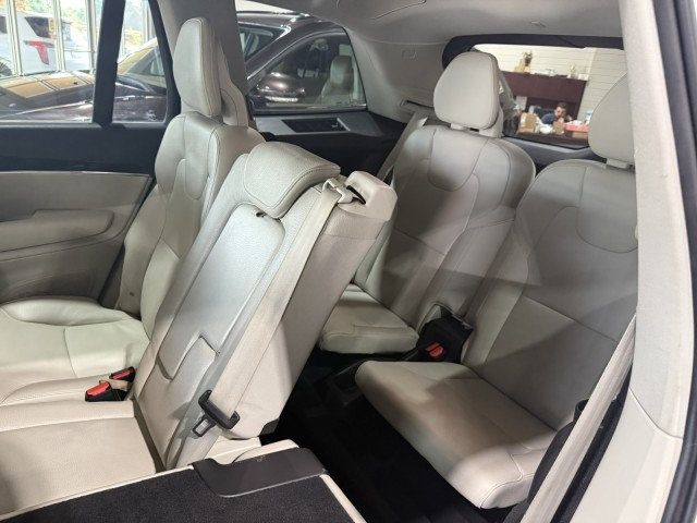 2018 Volvo XC90 T6 AWD Momentum photo 16
