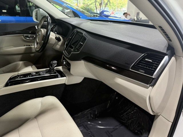 2018 Volvo XC90 T6 AWD Momentum photo 18