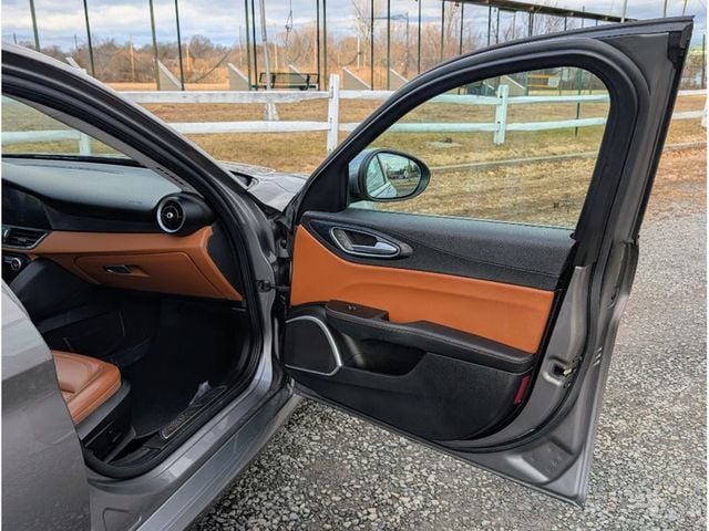 2019 Alfa Romeo Giulia AWD - 22961832 - 10