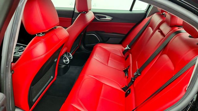 2019 Alfa Romeo Giulia Sport w/ Dual Pane Sunroof, Black/Red Leather & Sport Fascias - 22999396 - 20