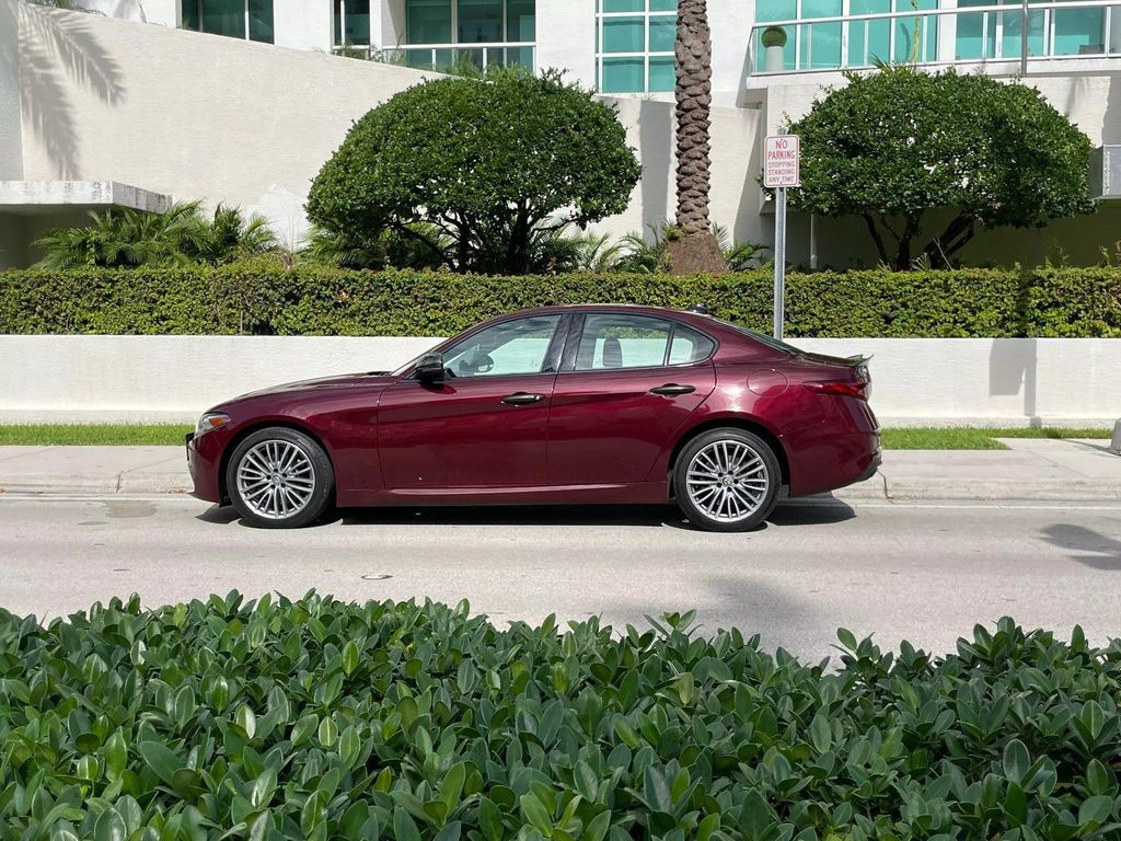 2019 Alfa Romeo Giulia Ti Sedan 4D - 22234035 - 9