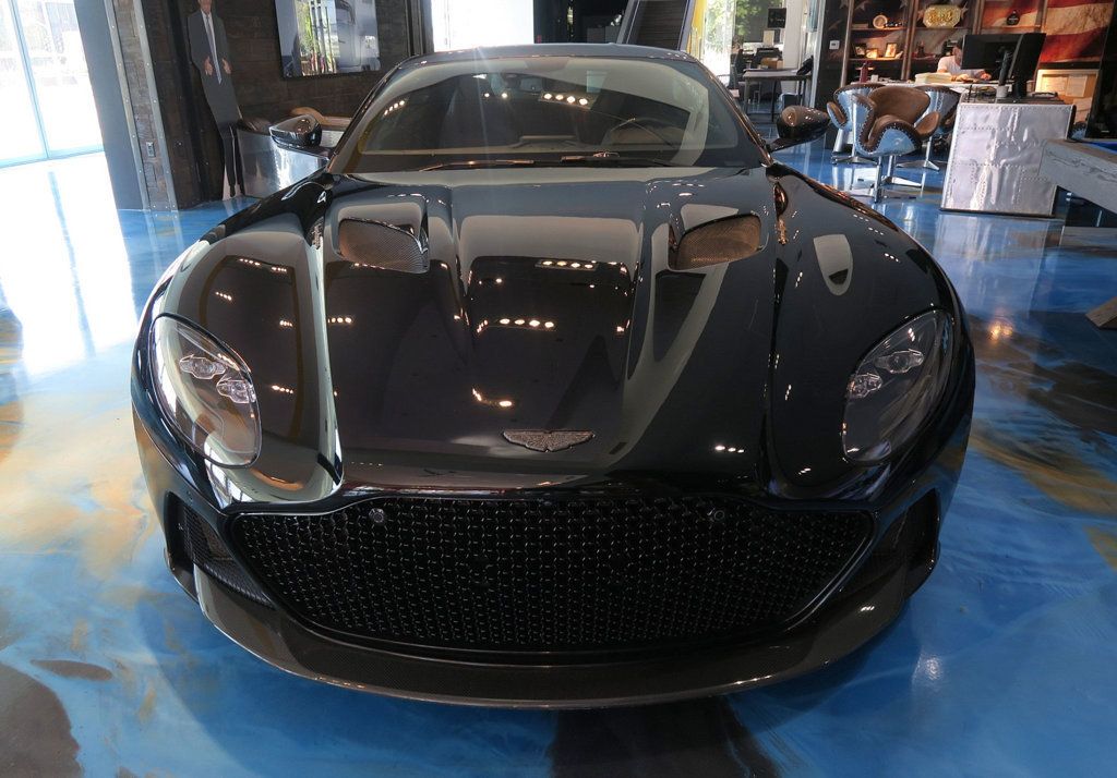 Aston Martin DBS photo 3