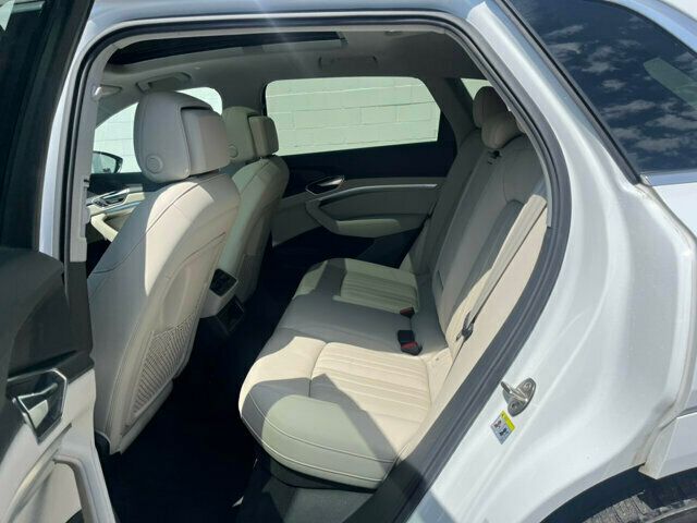 2019 Audi e-tron Local Trade/Heated&Cooled Seats/Driver Assist Pkg/Blind Spot/NAV - 22408849 - 11