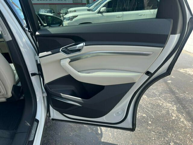 2019 Audi e-tron Local Trade/Heated&Cooled Seats/Driver Assist Pkg/Blind Spot/NAV - 22408849 - 17