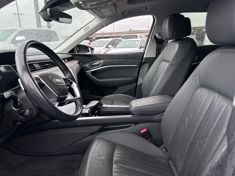 2019 Audi e-tron Premium Plus - 23001694 - 11