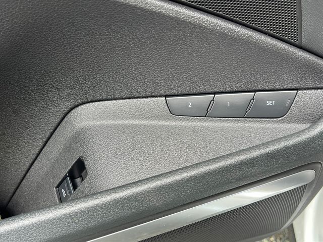 2019 Audi e-tron Premium Plus - 23024610 - 11