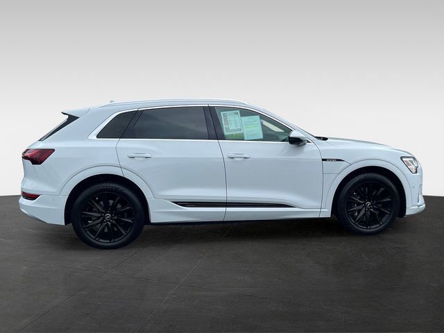 2019 Audi e-tron Premium Plus - 23024610 - 5