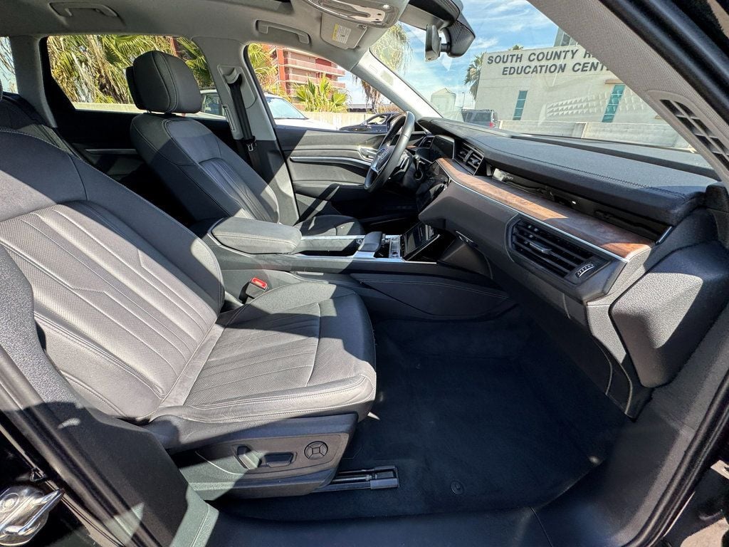 2019 Audi e-tron Premium Plus - 22648661 - 4