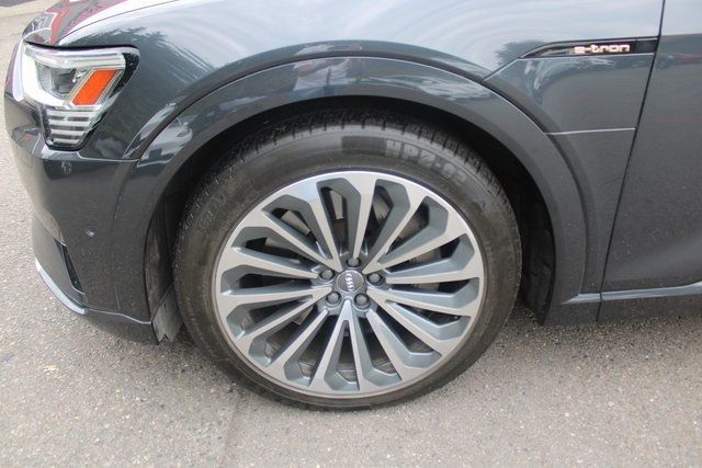 2019 Audi e-tron Prestige photo 9