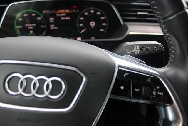 2019 Audi e-tron Prestige photo 11