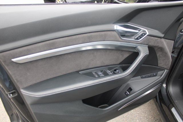 2019 Audi e-tron Prestige photo 17