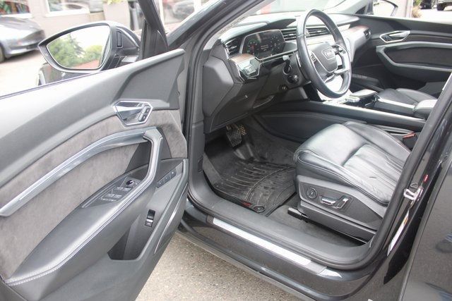 2019 Audi e-tron Prestige photo 18