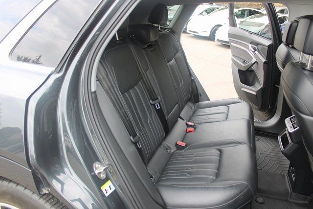 2019 Audi e-tron Prestige photo 23