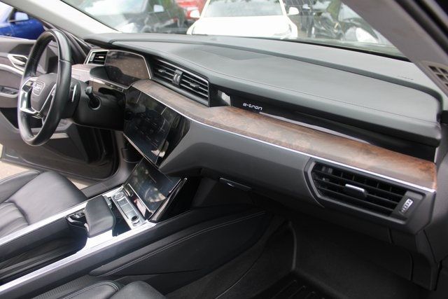2019 Audi e-tron Prestige photo 28