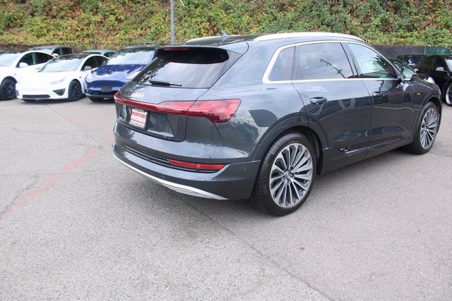 2019 Audi e-tron Prestige photo 2