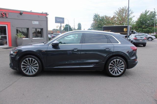 2019 Audi e-tron Prestige photo 5