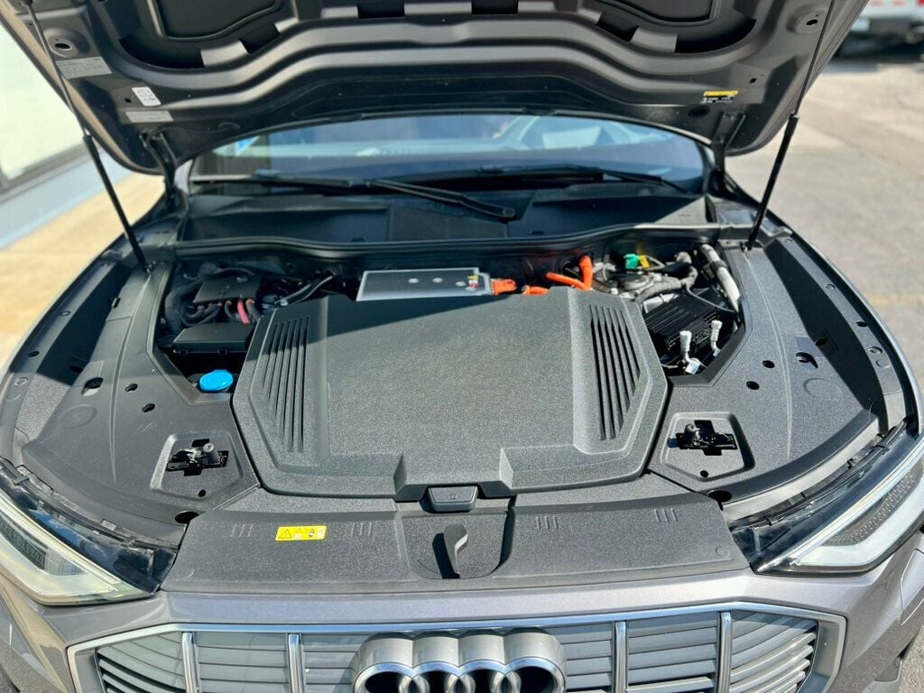 2019 Audi e-tron Prestige photo 9