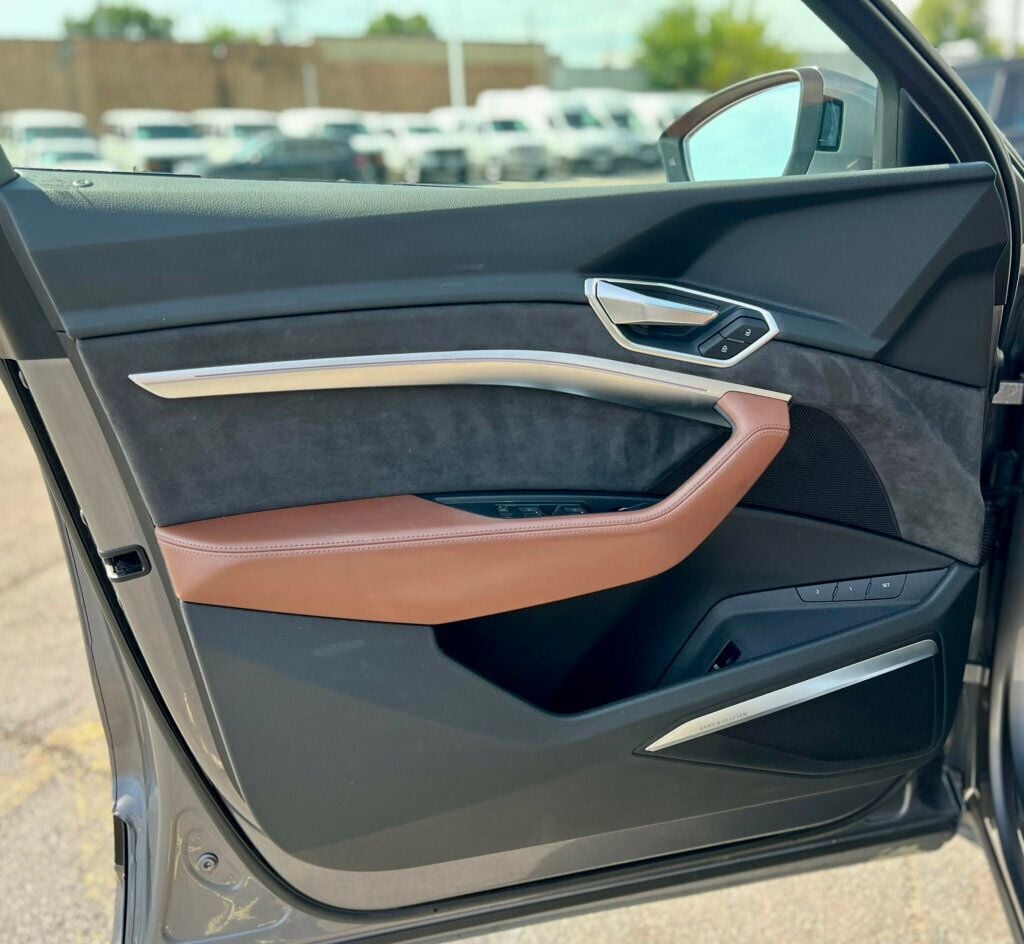2019 Audi e-tron Prestige photo 10