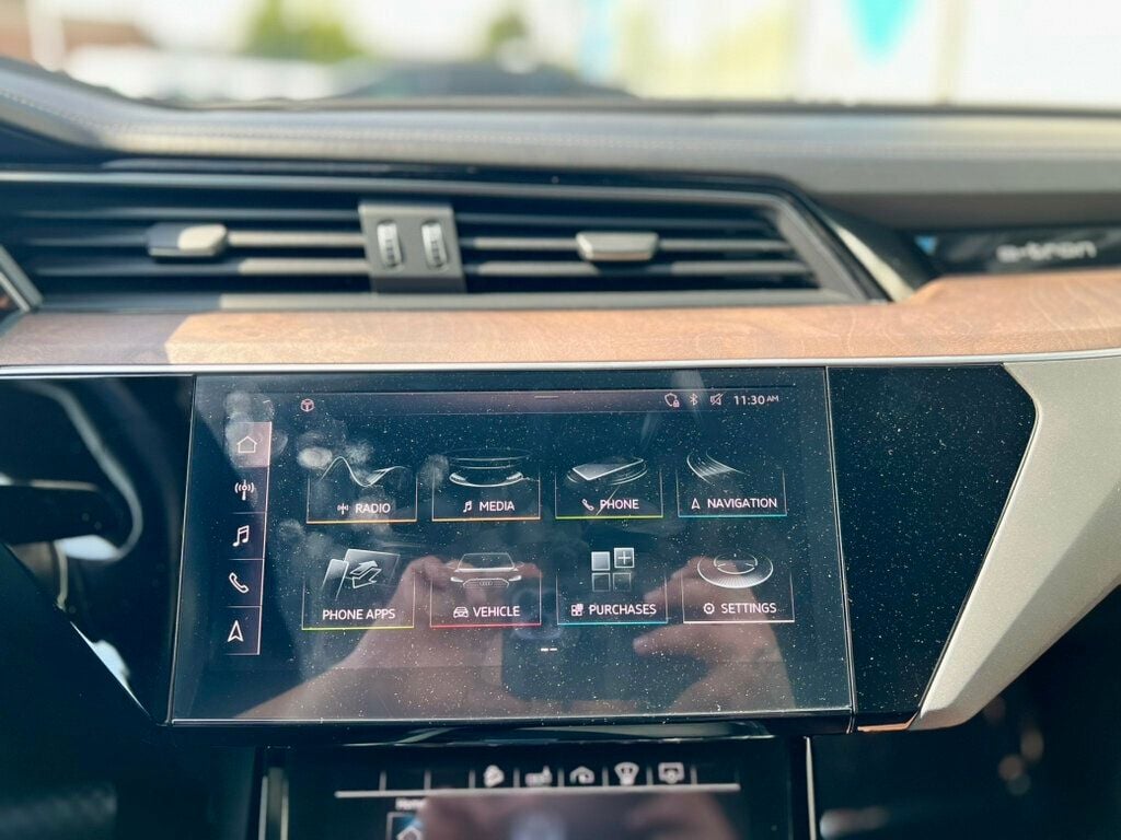 2019 Audi e-tron Prestige photo 18