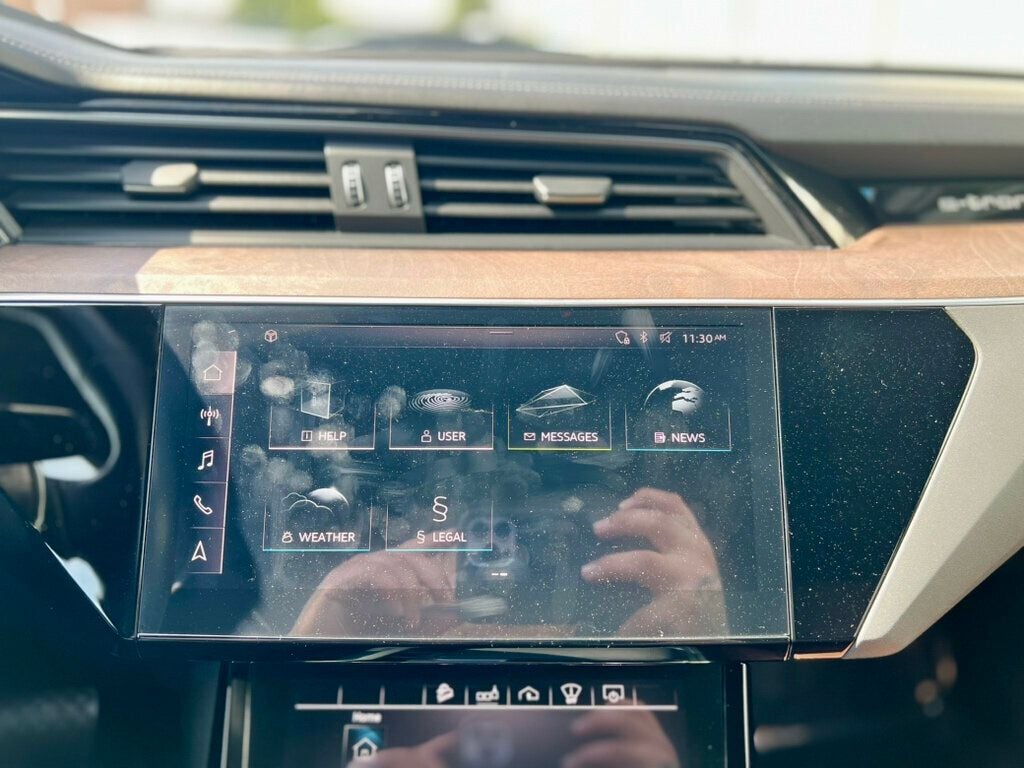 2019 Audi e-tron Prestige photo 19