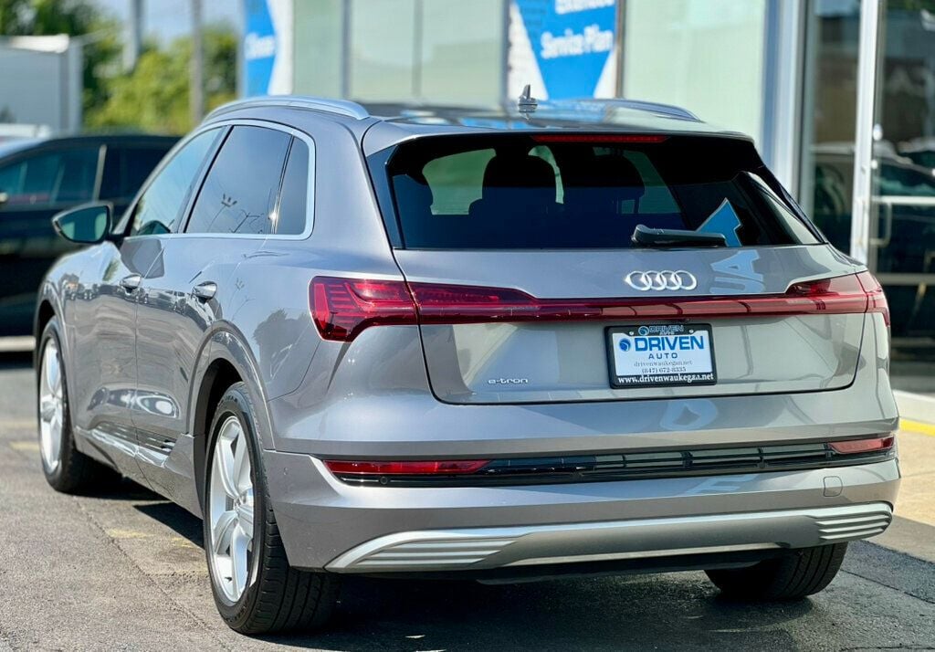 2019 Audi e-tron Prestige photo 2