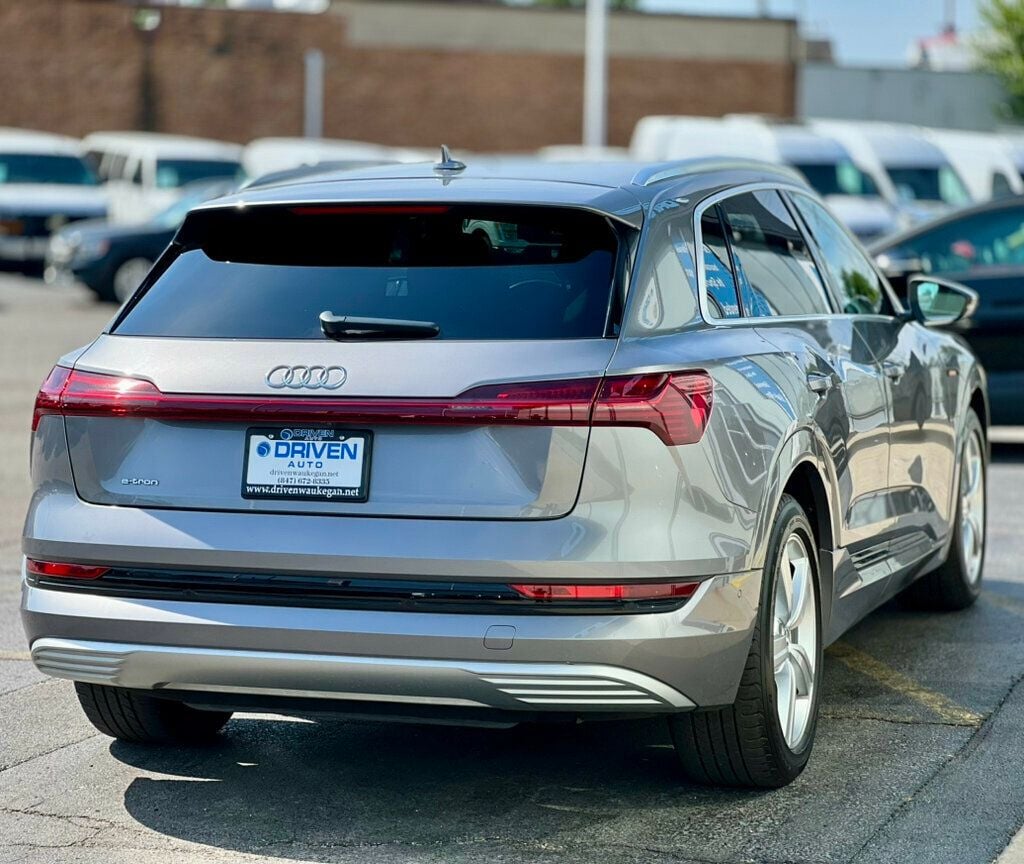 2019 Audi e-tron Prestige photo 32