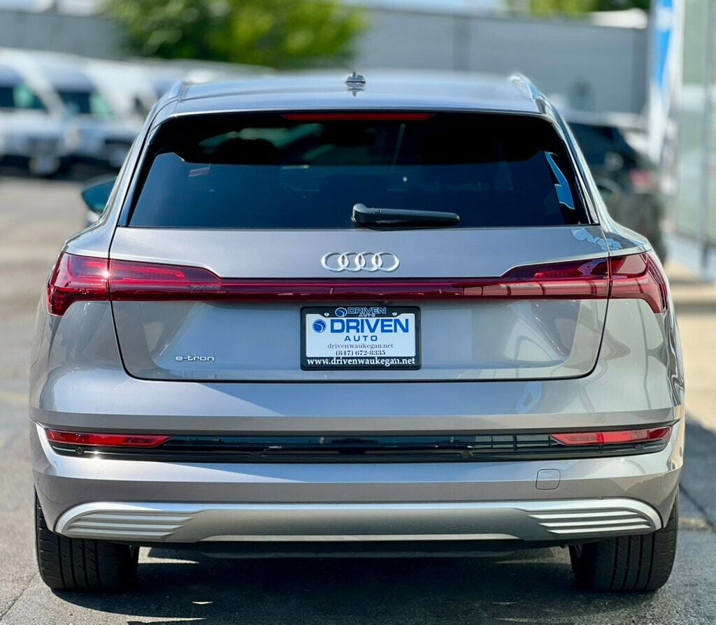 2019 Audi e-tron Prestige photo 3