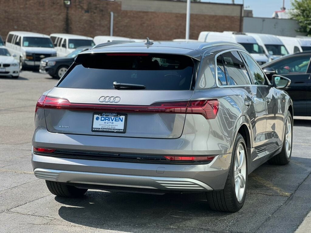 2019 Audi e-tron Prestige photo 4