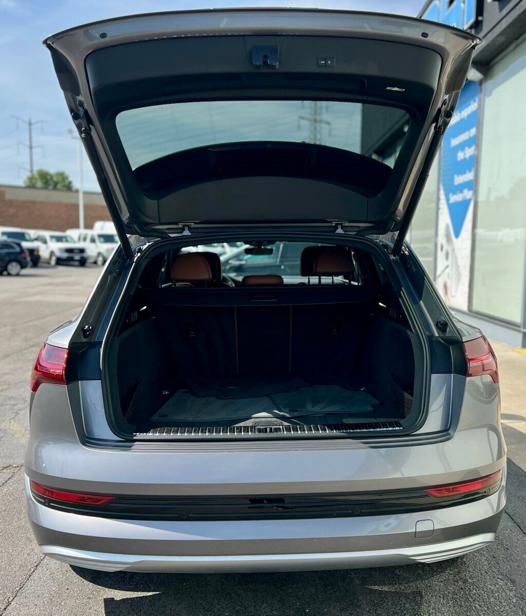 2019 Audi e-tron Prestige photo 7
