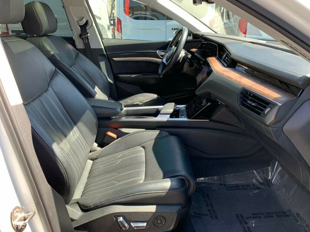 2019 Audi e-tron Prestige quattro - 22927379 - 30