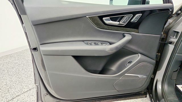 2019 Audi Q7 Premium Plus 55 TFSI quattro with 20'' Wheels & Cold Weather Pkg - 22957579 - 10