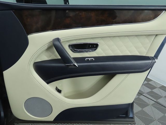 2019 Bentley Bentayga V8 AWD - 22979397 - 25