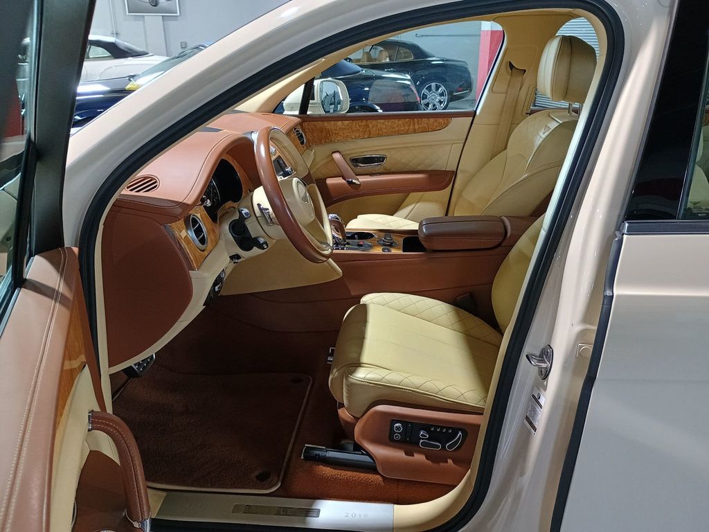 2019 Bentley Bentayga V8 AWD 1 Owner Clean Carfax - 23028482 - 13