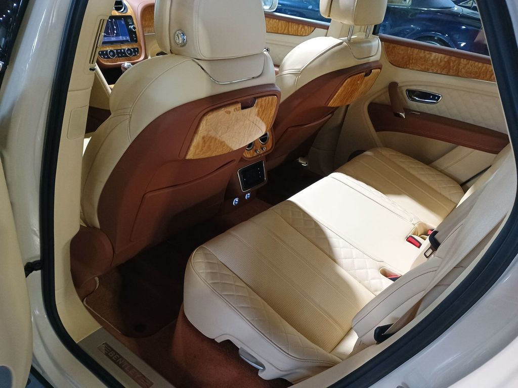 2019 Bentley Bentayga V8 AWD 1 Owner Clean Carfax - 23028482 - 28